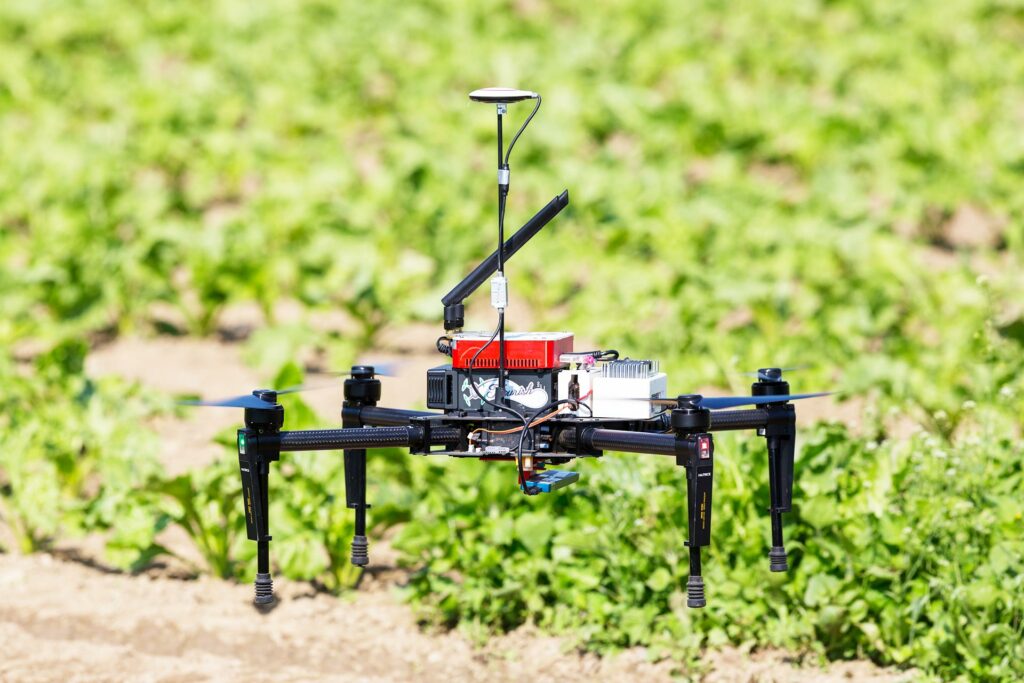 Intelligente Geräte sollen die Landwirtschaft effizienter und nachhaltiger machen. Das EU-Projekt «Flourish», koordiniert von der ETH Zürich, entwickelte ein Arbeitsteam bestehend aus Drohne und Agrarroboter zur Bekämpfung von Unkraut im Zuckerrübenfeld.