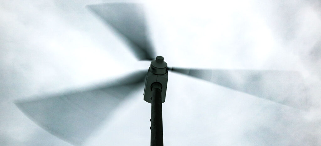 Windturbinen liefern europaweit über ein Drittel der erneuerbaren Energie. Doch bislang war die Wartung teuer und ihre Lebensdauer eher kurz. Eleni Chatzi, Professorin für Strukturmechanik und Monitoring an der ETH Zürich, hat in einem vom ERC finanzierten Forschungsprojekt eine Reihe von Methoden entwickelt, welche eine intelligente Überwachung von Windturbinen während des Betriebs erlaubt und erst noch günstig ist.